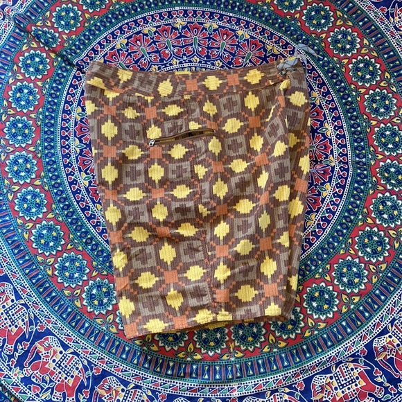 Classic Patagonia geometric design hybrid short. Size 35 - Picture 4 of 8